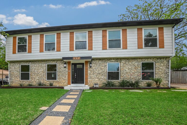 2605 Loyola Ln